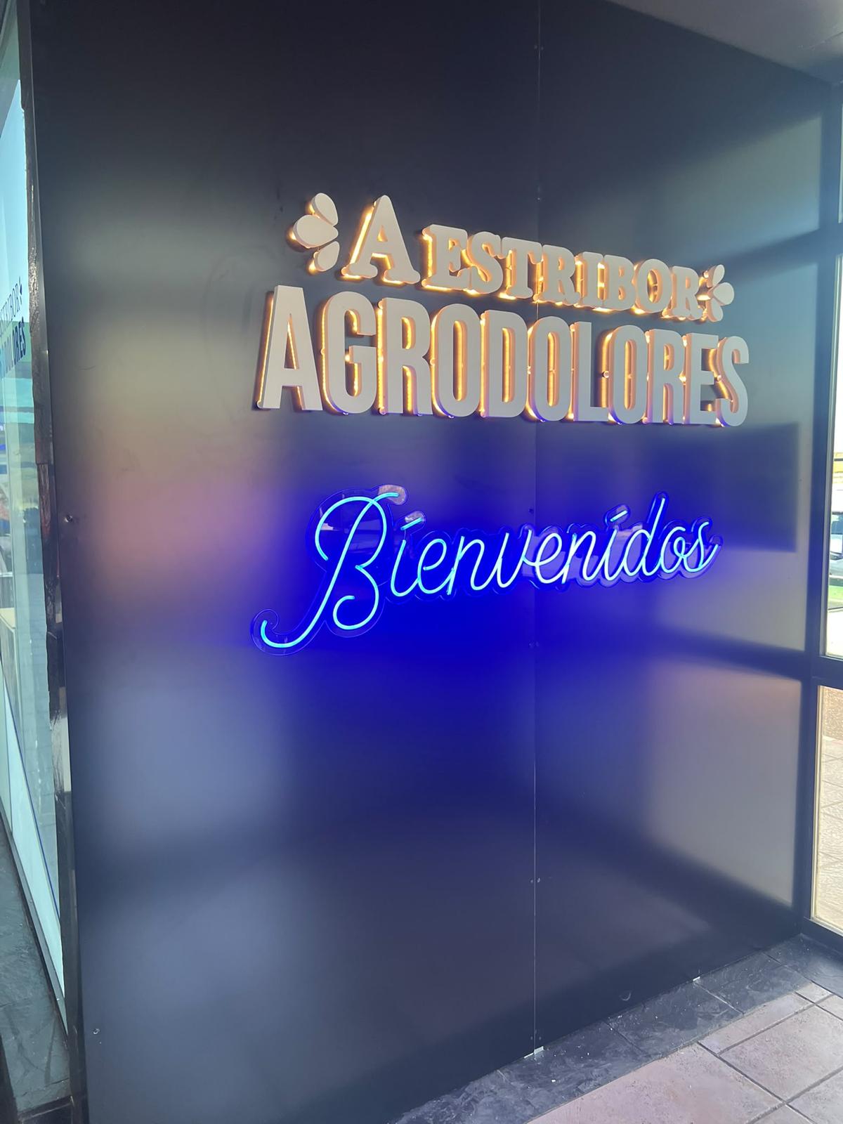 Neón LED con el texto Bienvenidos en A Estribor Agrodolores, hecho por El Lado Creativo