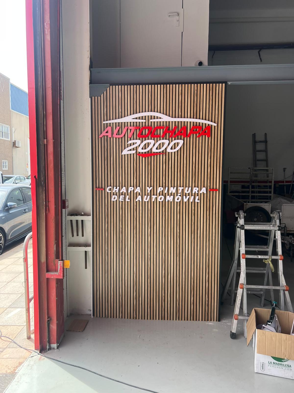 Rótulo en panel de madera para el taller Autochapa 2000, de El Lado Creativo