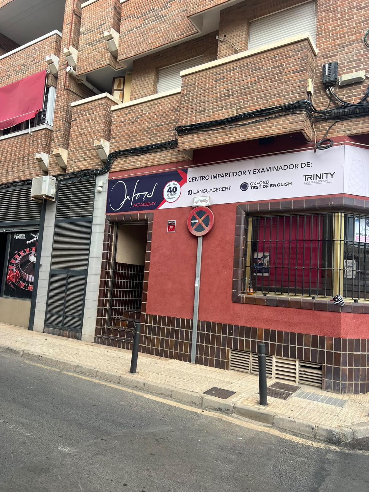 Rótulos de comercio en fachada instalados por El Lado Creativo