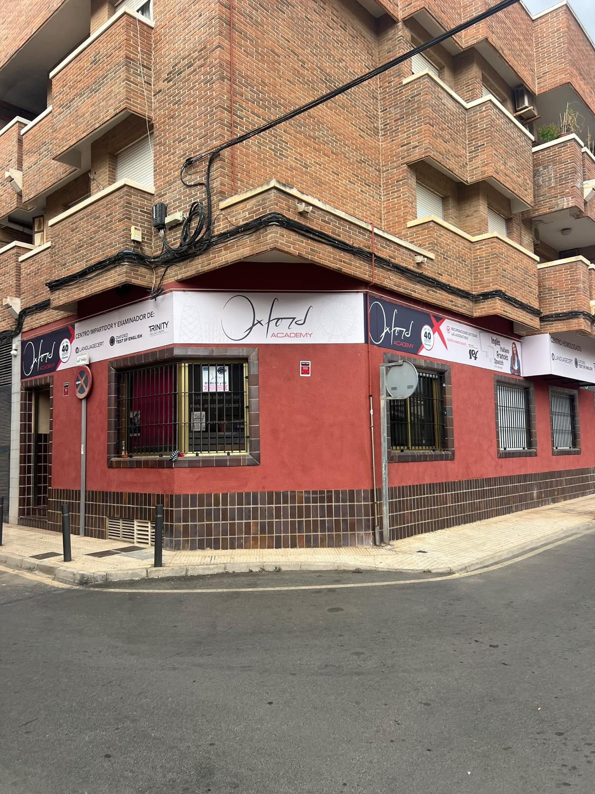 Rótulos en fachada de un local en esquina, instalados por El Lado Creativo