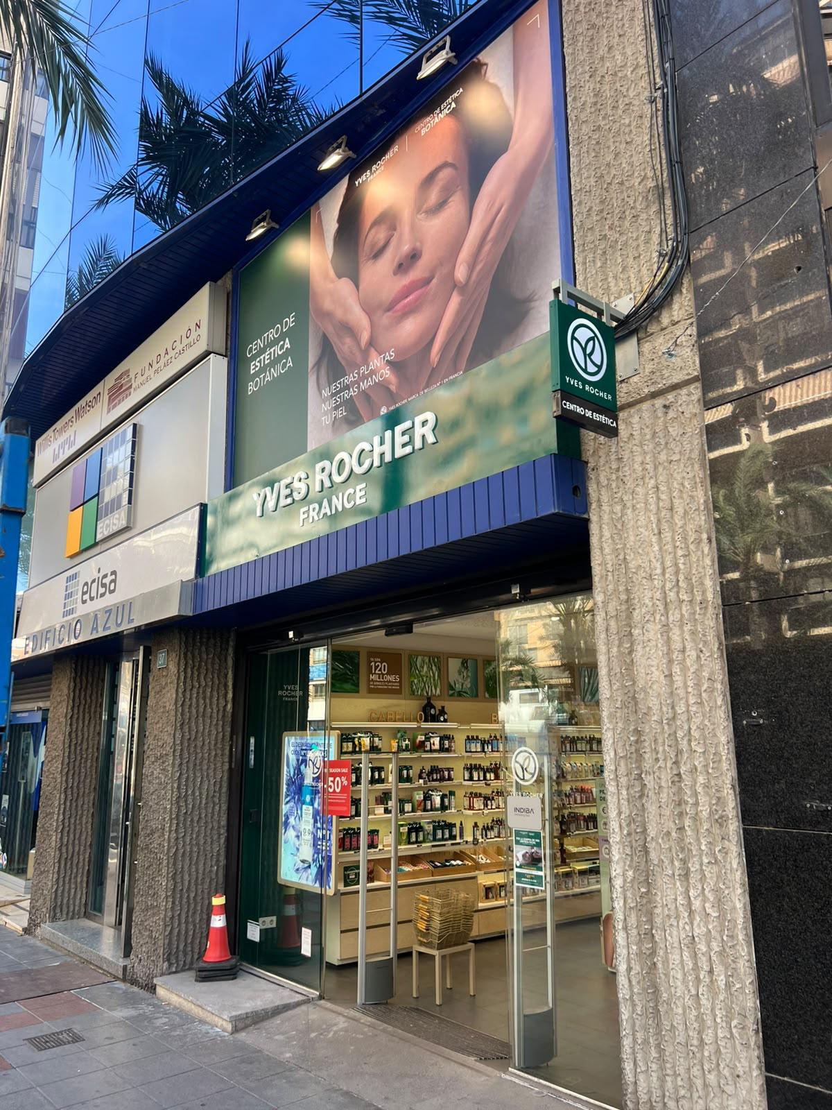 Rótulo y vinilos en el escaparate de Yves Rocher en Pilar de la Horadada