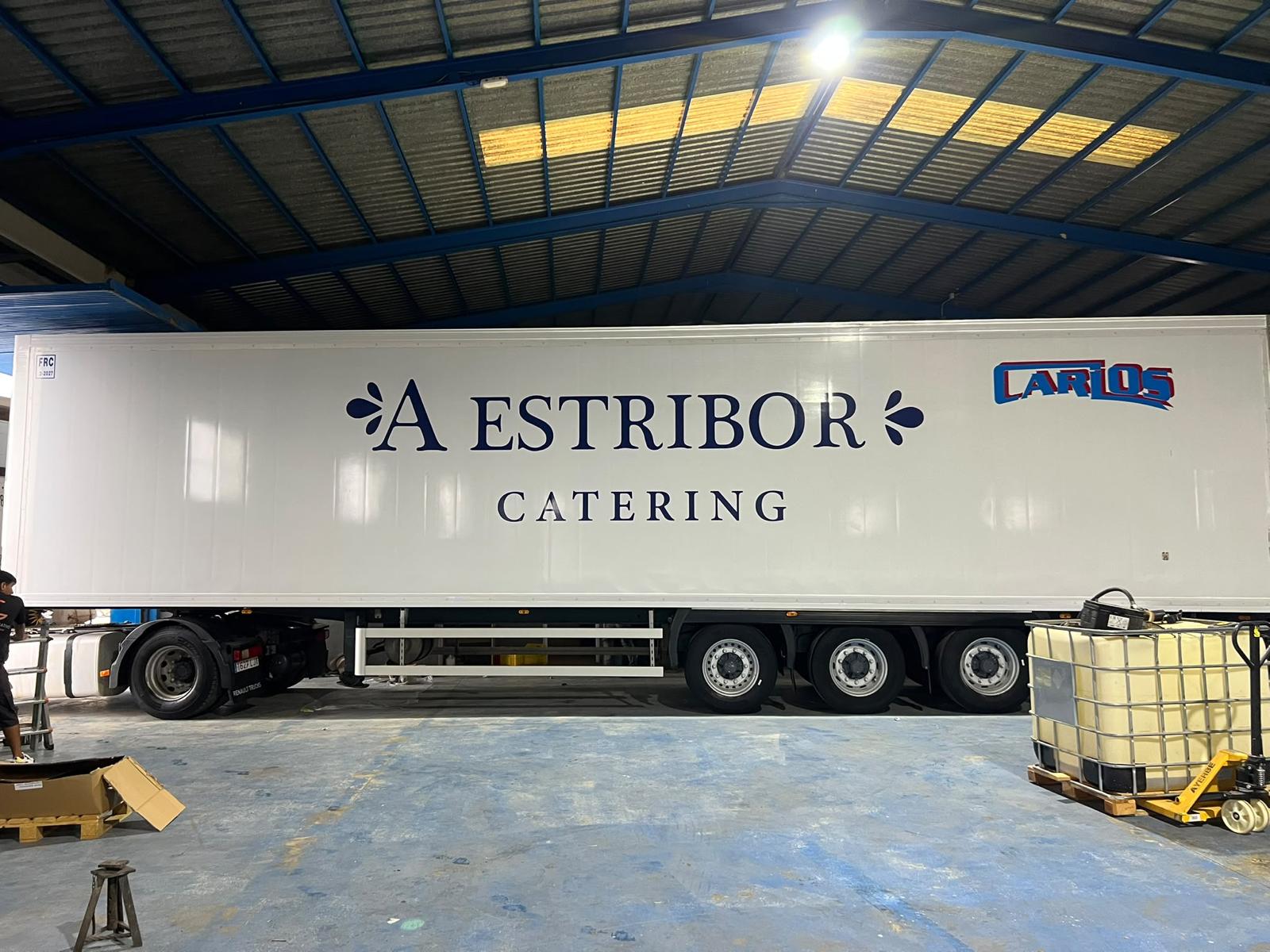 Camión de A Estribor Catering con vinilo en la nave de El Lado Creativo