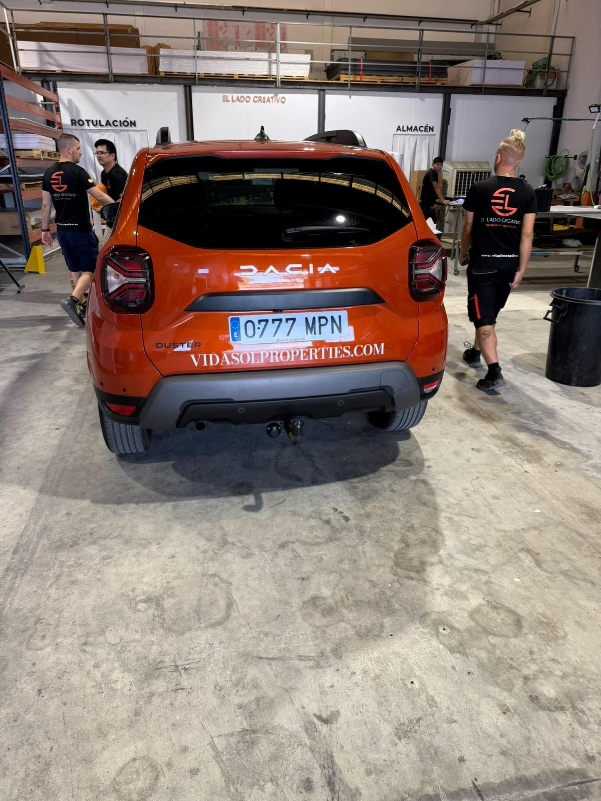 Dacia Duster rotulado en el taller de El Lado Creativo