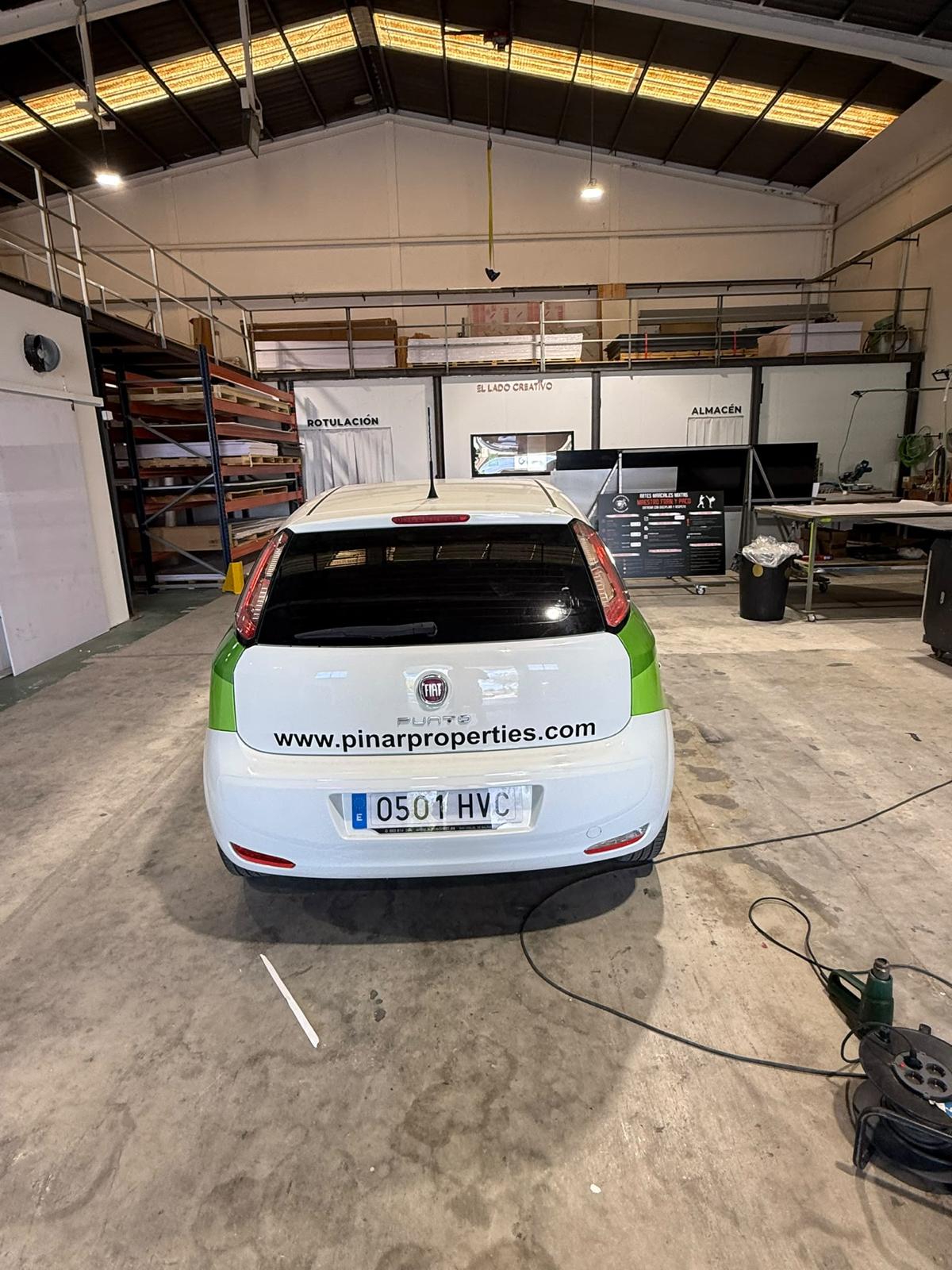 Fiat Punto con la rotulación de Pinar Properties, realizada por El Lado Creativo